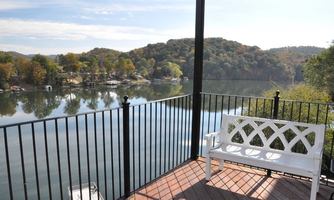 Kingsport Apartamento | Spacious lakefront 2BR apt, J1772 EVchrg. Short term or exec. rental. NO CHORES.