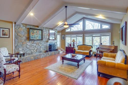Westover Apartamento | Spacious Lakefront Apt with Deck in Fayetteville!