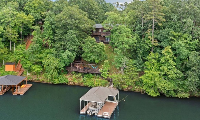 Berea Casa | Spacious Lakefront *Gem* Pet & Family Friendly