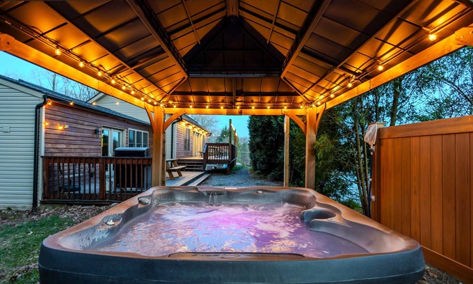 Jonas Casa | Spacious Lakefront house with Private pool and Hot Tub