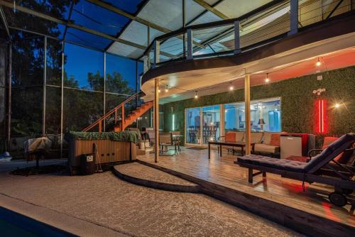 Southwest Orlando Casa | Spacious Lakefront House with Pool, Hottub, & Boating