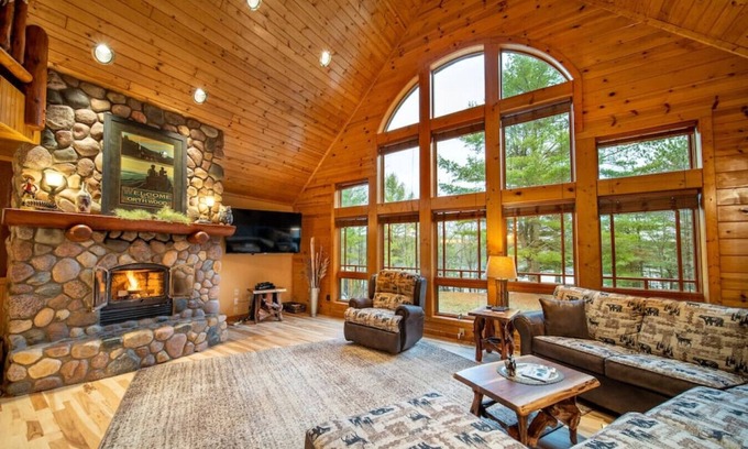 Tomahawk Casa | Spacious Lakefront Lodge, Kayaks/Canoes Included! Pet Friendly!