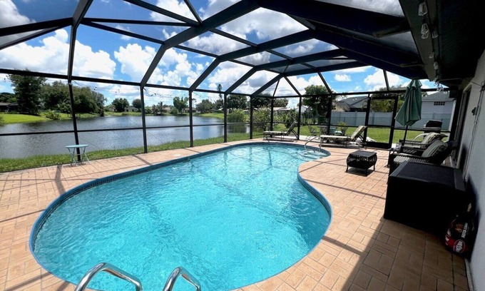 North Fort Myers Casa | Spacious lakefront pool home in North Fort Myers - Horizon Oasis