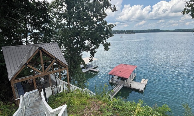 Winchester Chalet De Esquí | Las mejores vistas del lago se encuentran al agua y al muelle privado