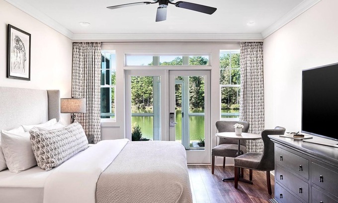 Douglasville Complejo | Spacious Lakefront Suite w/ Screened Porch & WiFi - Pet Friendly