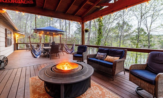 Higden Cabaña | Spacious Lakefront Retreat w/ Hot Tub & Guesthouse
