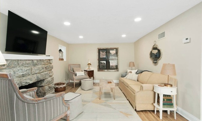 Kansas City Casa | Spacious Lakefront Home w/ 3 Bedrooms | 49