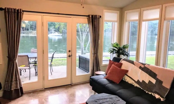 Mid America Condominio | Spacious Lakeside Country Getaway