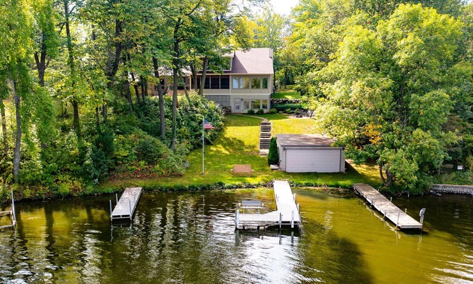Amery Casa | Spacious lakeside retreat