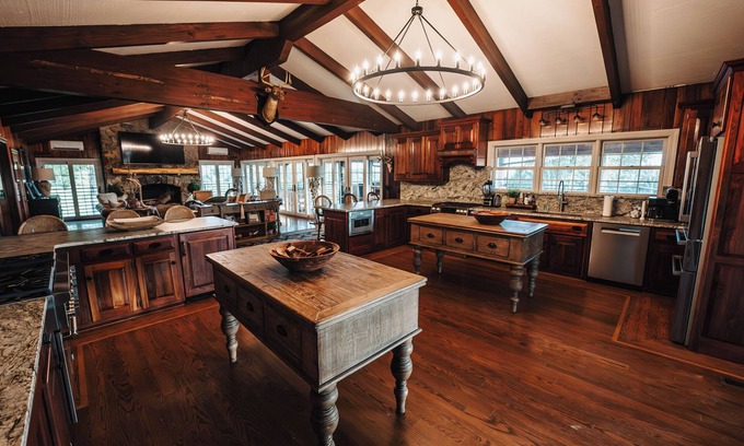 Albany Cabina | Spacious lakeview lodge on Lake Cumberland with WiFi, AC