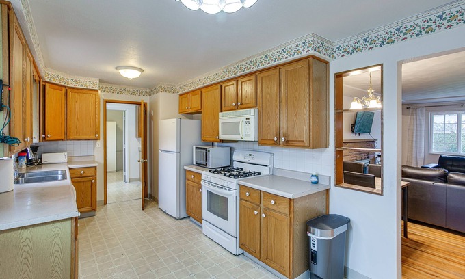 Lakewood Casa | Spacious Lakewood Home - 10 Mi to Downtown Tacoma!