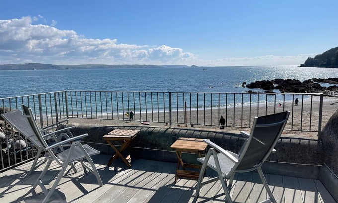 Cawsand Casa | Spacious light cosy beach front house with balcony overlooking the sea