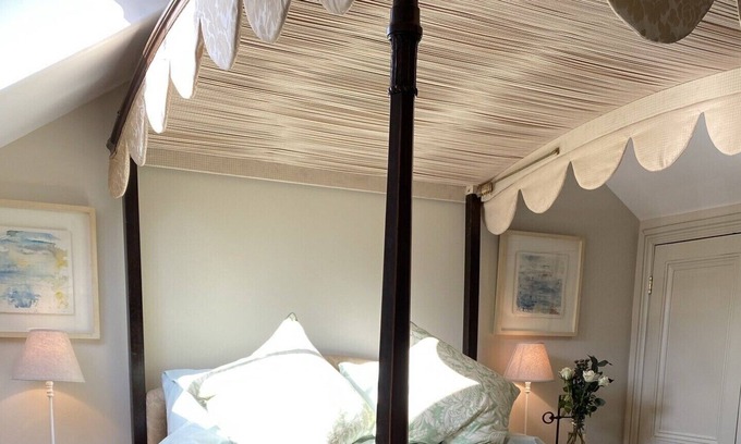 Abergele Casa | Spacious light filled property with four poster bed