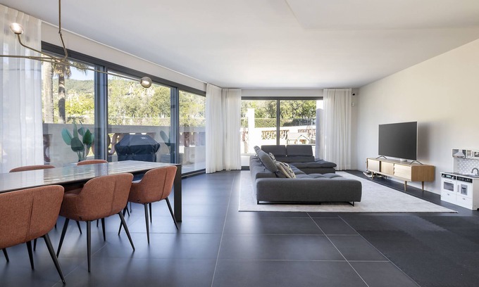 Sarria Casa | Spacious, Light-Filled Haven in Prestigious Sarria - Casa Grases