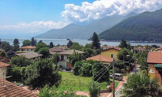 Maccagno Apartamento | Amplio apartamento de 2 habitaciones, lleno de luz, con balcón y vista al lago