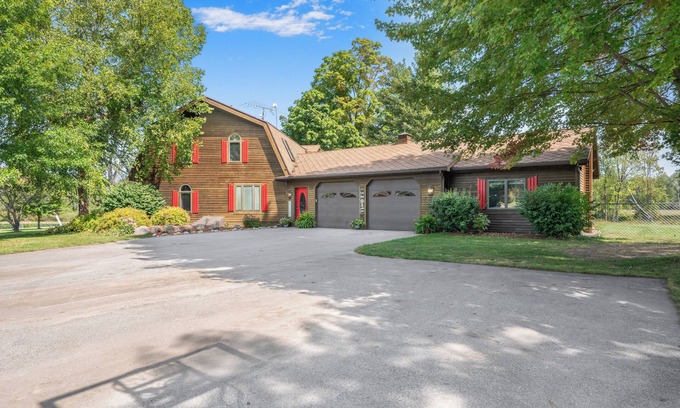 Paris Casa | Spacious Lodge directly on the Little Muskegon River