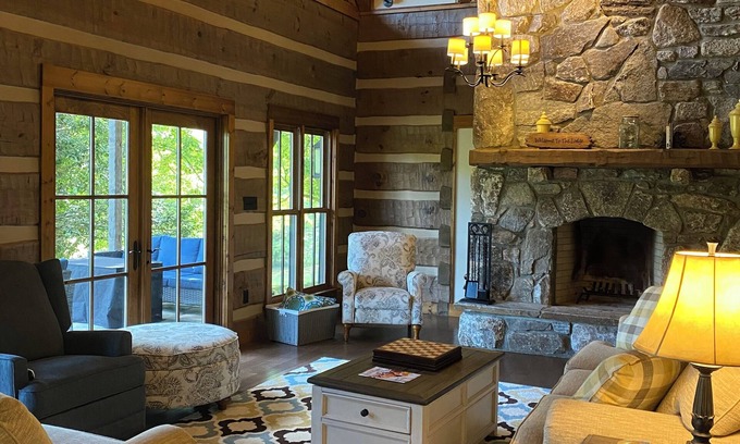 Franklin Cabina | Spacious lodge in peaceful mountain cove with trails, pond, waterfalls and more!