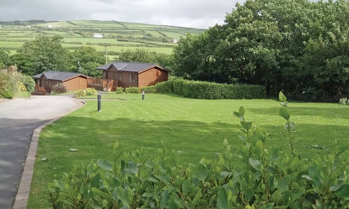 Tintagel Chalet De Esquí | Spacious lodge with one master double and two twin.