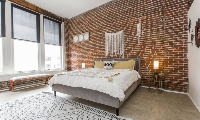 River Market Apartamento | Spacious loft in the heart of KC’s River Market with walkable access to shops, dining, and the streetcar. Features a king bed, full kitchen, smart TV, in-unit laundry, gym access, and a game room. Free street parking or private lot available for fee.