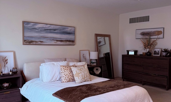Islington - City Centre West Casa | Spacious Loft-Style Retreat | Private Room in Townhouse!