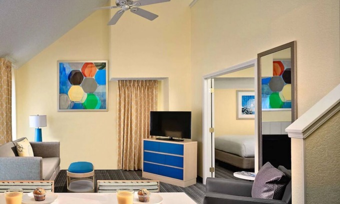Chesterfield Casa | Spacious Loft Suite with Fully-equipped Kitchen! W/ Pool & Sports Court Onsite!