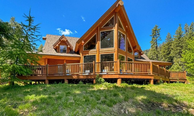 Tamarack Cabina | Spacious Log Cabin Near Tamarack w/ Hot Tub!