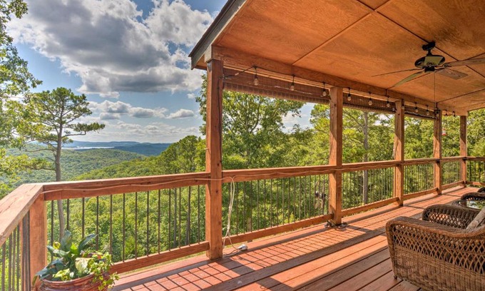 Eureka Springs Casa | Spacious Log Cabin with Fire Pit and Game Room!