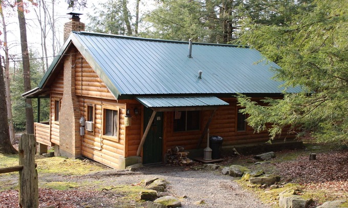 Clarington Cabina | Cozy Cabin with Fireplace, Dog Friendly, 2 Minutes to River