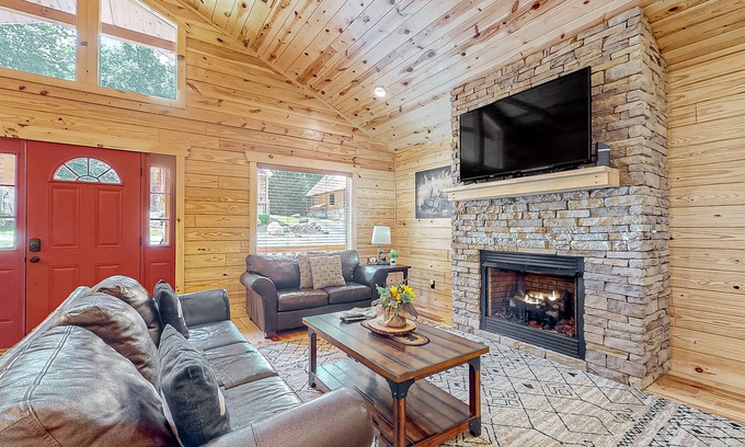 White Oak Lodge Cabina | Spacious log cabin w/ hot tub, free attraction tickets, & screened-in porch