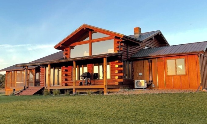 Pierre Cabina | Spacious Log Cabin with Stunning River Views – Private Retreat Close to Pierre