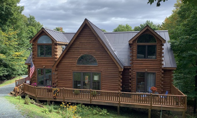 Wilmington Cabina | Spacious log home offering winter mountain views & gorgeous sunrises.
