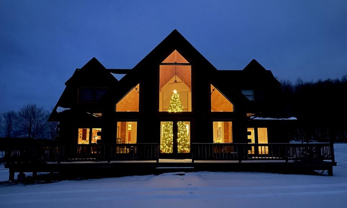 Delhi Casa | Spacious log home on a hill top with an amazing view