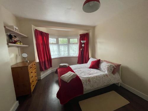 Loxford Apartamento | Spacious London House with Parking
