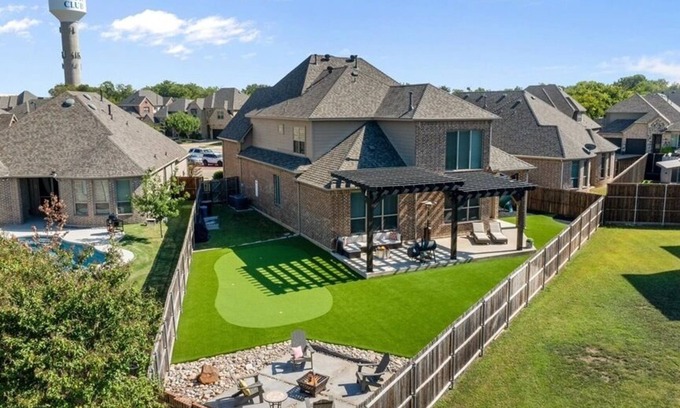 Roanoke Casa | Spacious Luxe Stay | 5BR/5BA | Turf Yard + Putting Green | Sleeps 12+