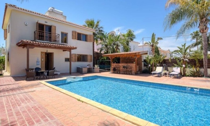 Pernera Villa | Espaciosa y lujosa villa de 3 dormitorios, gran piscina, gran parcela con capacidad para 6