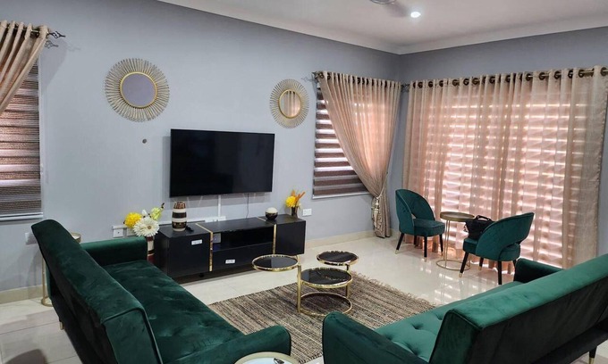 Tema Casa | Spacious Luxury 3bed Hse in Tema - Netflix, Wi-fi