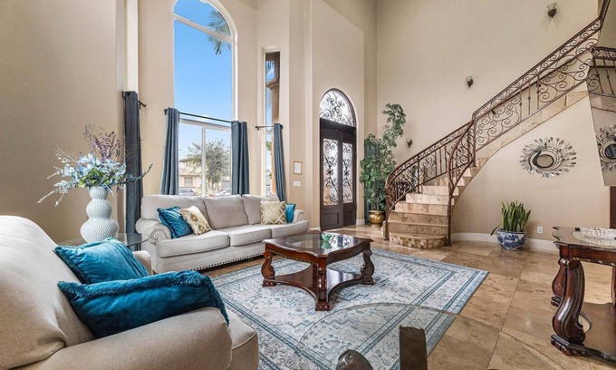 Downey Casa | Spacious Luxury Family Getaway Home, Downey