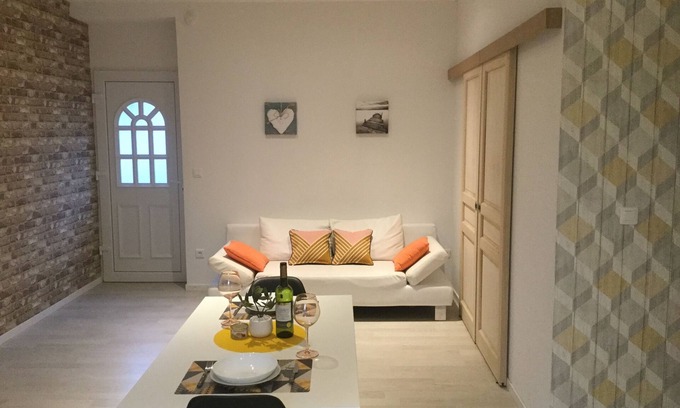 Neris-les-Bains Apartamento | Spacious luxury apartment with private entrance