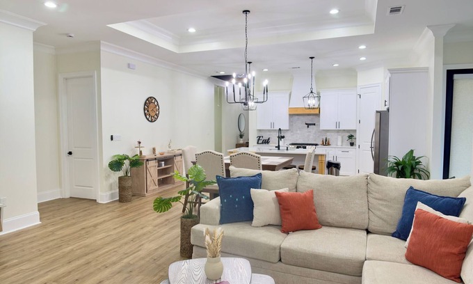 Kenner - Louis Armstrong International Airport Casa | Spacious Luxury Home - 10 Mins to New Orleans