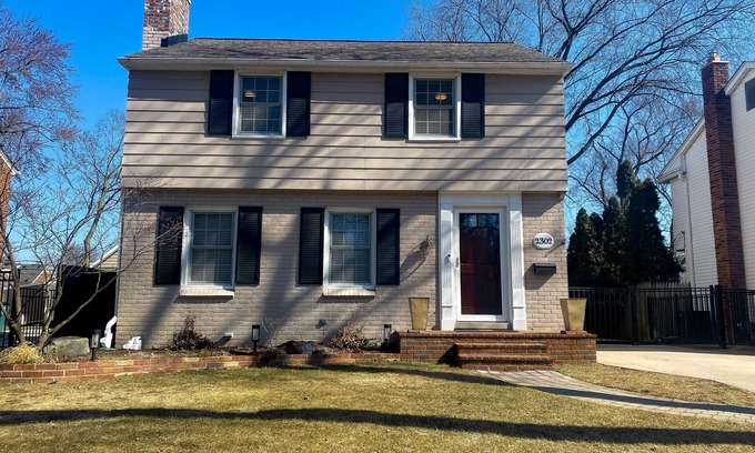 Royal Oak Casa | Spacious Luxury Home near Beaumont in Royal Oak**ALLERGY FRIENDLY