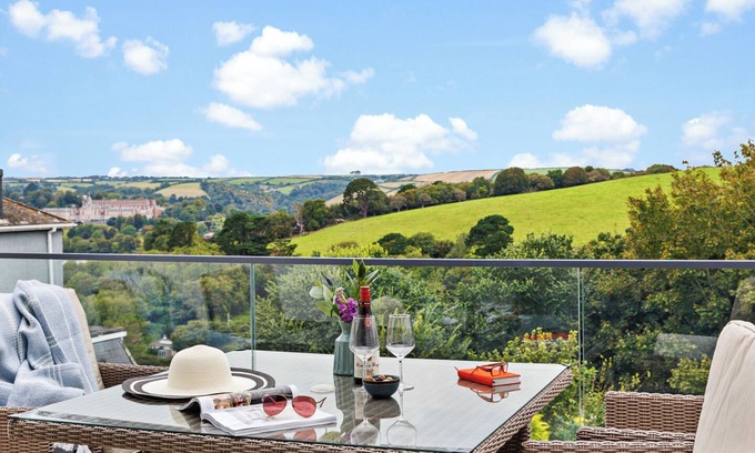 Kingswear Casa | Spacious Luxury Retreat with parking & views