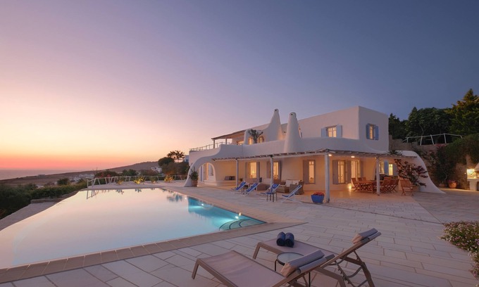 Krotiri Villa | La lujosa Villa Delion domina la bahía con impresionantes vistas día y noche.