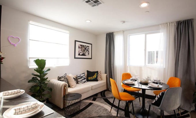 Los Angeles Villa | Spacious Luxury Villas in the heart of LA! Free parking and Jacuzzi