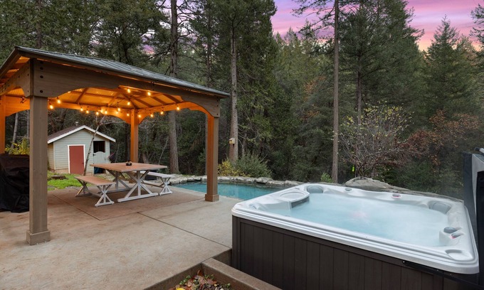 Forest Ranch Cabina | Spacious Luxury Woodland Cabin with pool and chef's kitchen