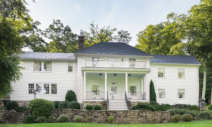 Hot Springs Casa | Spacious Manor 1.5 mi to Omni Homestead w/ Access to Hot Tub, Fitness Rm & Pool