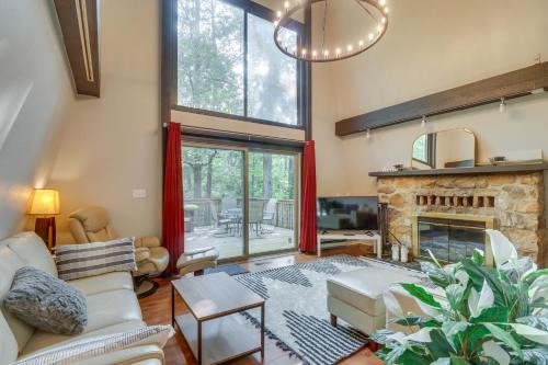 Massanutten Casa | Spacious Massanutten Retreat with Hot Tub and Games
