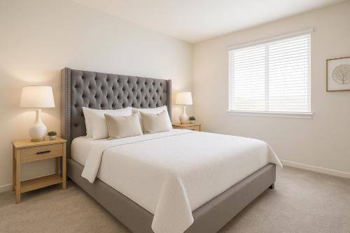 Peters Casa | Spacious Master Bedroom with Private Bath in Manteca Home