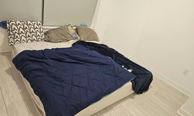 Fletchers Creek South Condominio | Spacious Master Ensuite Room w King Size Bed, Hi-Speed Wifi, A/C, Fan & Dresser