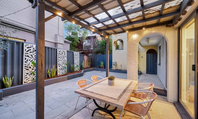 Maylands Apartamento | Spacious Maylands apartment, private courtyard and modern comforts