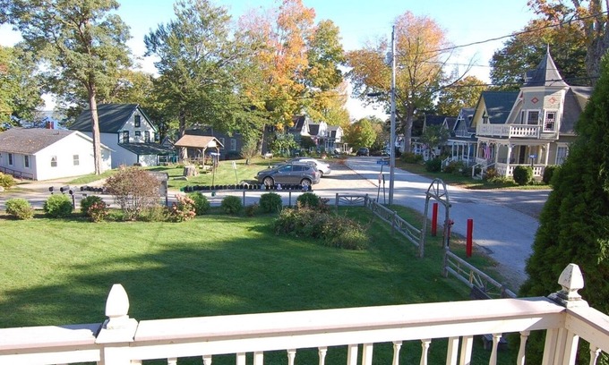 Bayside Cabaña | Spacious mid coast cottage in historic Bayside Village